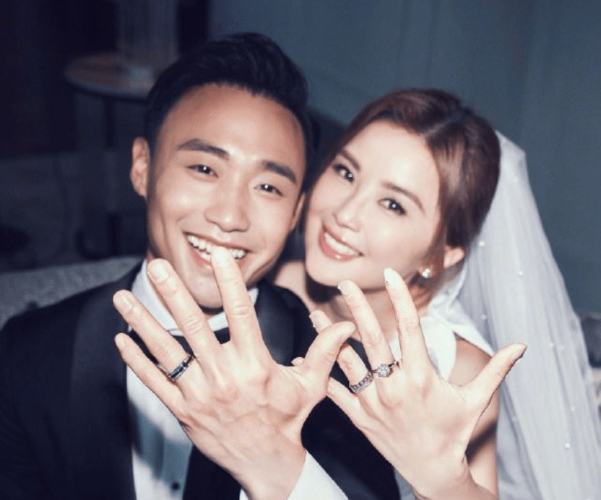 今日，蔡卓妍（阿Sa）更突然在社交網站貼婚紗照報喜，同林俊賢（Elvis）拉埋天窗！恭喜！ 恭喜！ 