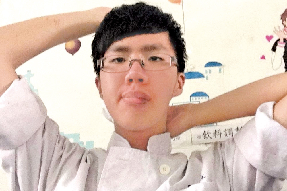 台北日前發生的無差別斬人案,被軍部通緝的兇徒張文,趁下班繁忙時間在捷運車站及地下街,發動煙霧彈及利刃連環恐怖攻擊。 台北日前發生的無差別斬人案,被軍部通緝的兇徒張文,趁下班繁忙時間在捷運車站及地下街,發動煙霧彈及利刃連環恐怖攻擊。