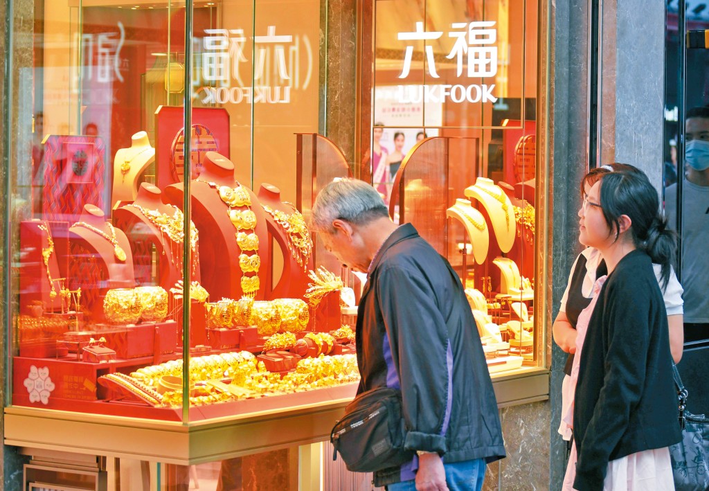 金價在二○二五年創下史上新高，掀起全民搶金潮。