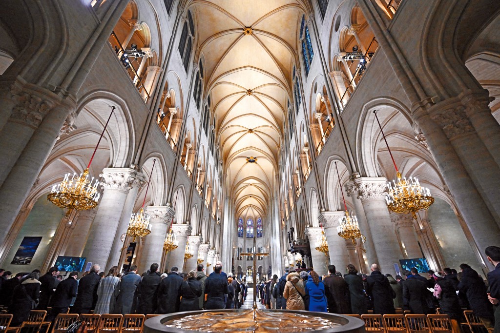 美國總統當選人特朗普與烏克蘭總統澤連斯基在重開儀式中碰頭,並和馬克龍舉行三方會面談。 美國總統當選人特朗普與烏克蘭總統澤連斯基在重開儀式中碰頭,並和馬克龍舉行三方會面談。