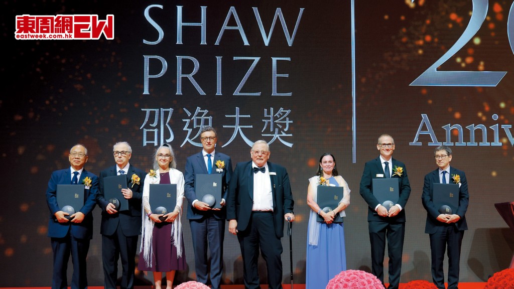 （右至左）獲天文學獎的馬修．貝爾斯、鄧肯．洛里默及莫拉.邁克勞克林；邵逸夫獎評審會主席萊因哈德．根舍；生命科學與醫學獎得獎者帕特里克．克拉瑪、伊娃．諾加利斯；以及榮獲數學科學獎的弗拉基米爾．德林費爾德及丘成桐。