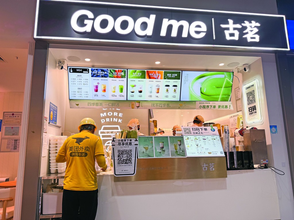 美團的外賣仔因茶飲店應付不到大量訂單要在店外乾等，浪費了他們的運力。
