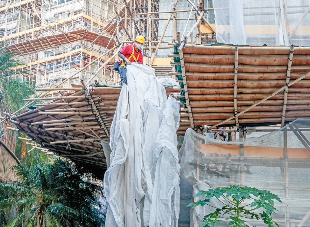 屋宇署在大火後公布棚網檢測新制度,要求承建商把樣本送到指定實驗室檢測。 屋宇署在大火後公布棚網檢測新制度,要求承建商把樣本送到指定實驗室檢測。