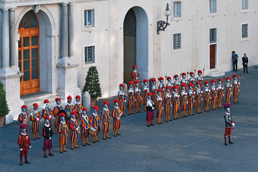 消息指出,負責保護教宗的瑞士近衛隊,已開始為葬禮排練。 消息指出,負責保護教宗的瑞士近衛隊,已開始為葬禮排練。