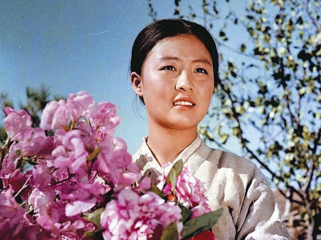 北韓電影代表作《賣花姑娘》，正是金日成擔任編劇，並由兒子金正日身兼監製和導演製作。