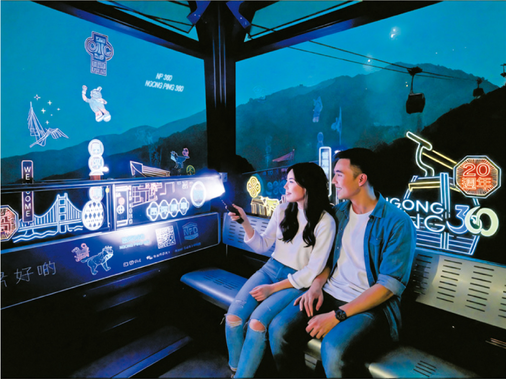 暑假指定周末，纜車將營運至晚上，部份纜車車廂會營造霓虹燈效果，為賓客帶來獨特的觀賞體驗。