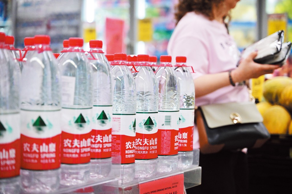 去年消委會因農夫山泉樽裝水的調查標準問題，遭對方發律師信批評不客觀。