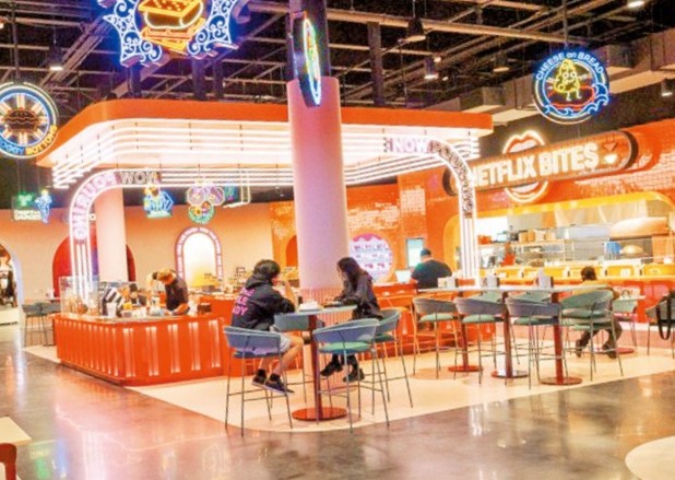 主題餐廳「Netflix Bites」以影集為靈感設計菜單，而且隨處可見自家劇集的各種彩蛋。