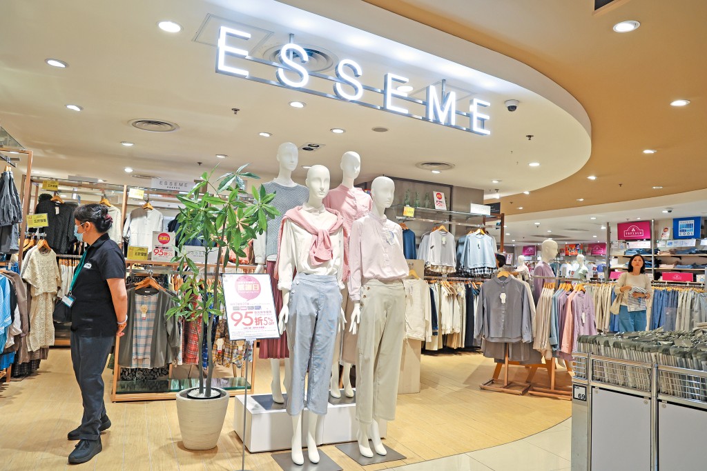 AEON自家女裝品牌ESSEME,產品主要針對三十至四十歲的女性,去年三月在康怡開了首間海外店。 AEON自家女裝品牌ESSEME,產品主要針對三十至四十歲的女性,去年三月在康怡開了首間海外店。