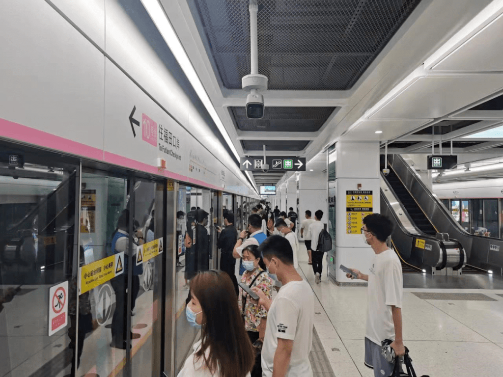 農曆新年期間，深圳地鐵將會延長服務時間，多條口岸線都加班。