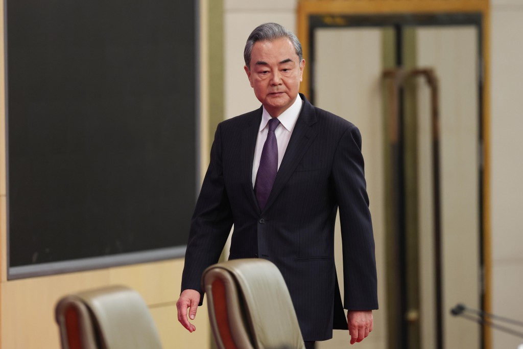 國家外交部部長王毅擬五月底訪港數天,估計是來港出席及主持《關於建立國際調解院的公約》簽署儀式。 國家外交部部長王毅擬五月底訪港數天,估計是來港出席及主持《關於建立國際調解院的公約》簽署儀式。