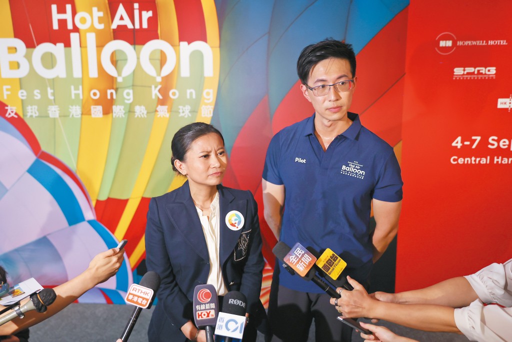 盛事（亞洲）營運總監陳佩君（左）和活動技術總監郭元瀚（右），為熱氣球節舉行記者招待會。