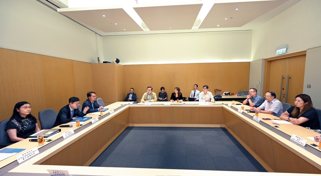 勞工及福利局局方多名官員與社工註冊局全體成員會面，向各成員說明草案中的建議。