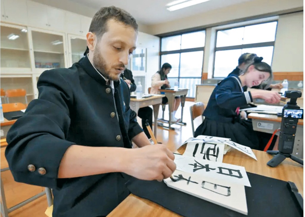 日本有公司「善用」廢校校舍開辦高中生體驗之旅,甚受外國遊客歡迎,他們可以學習書法,甚至參與地震逃生演習。 日本有公司「善用」廢校校舍開辦高中生體驗之旅,甚受外國遊客歡迎,他們可以學習書法,甚至參與地震逃生演習。