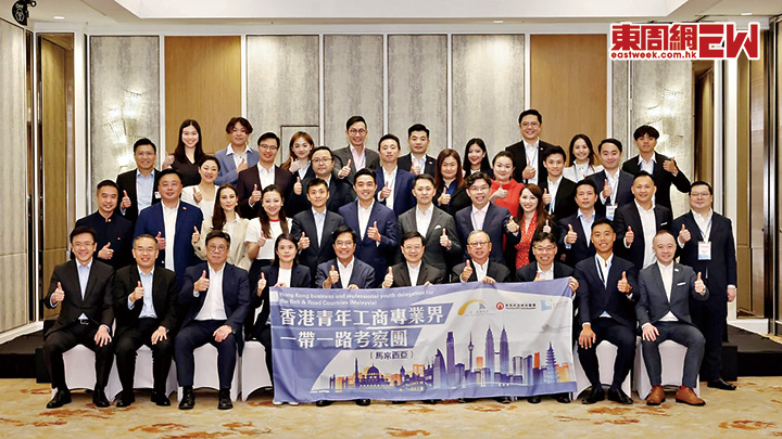 李家超與多位局長在馬來西亞為「香港青年工商專業界一帶一路考察團」打氣。