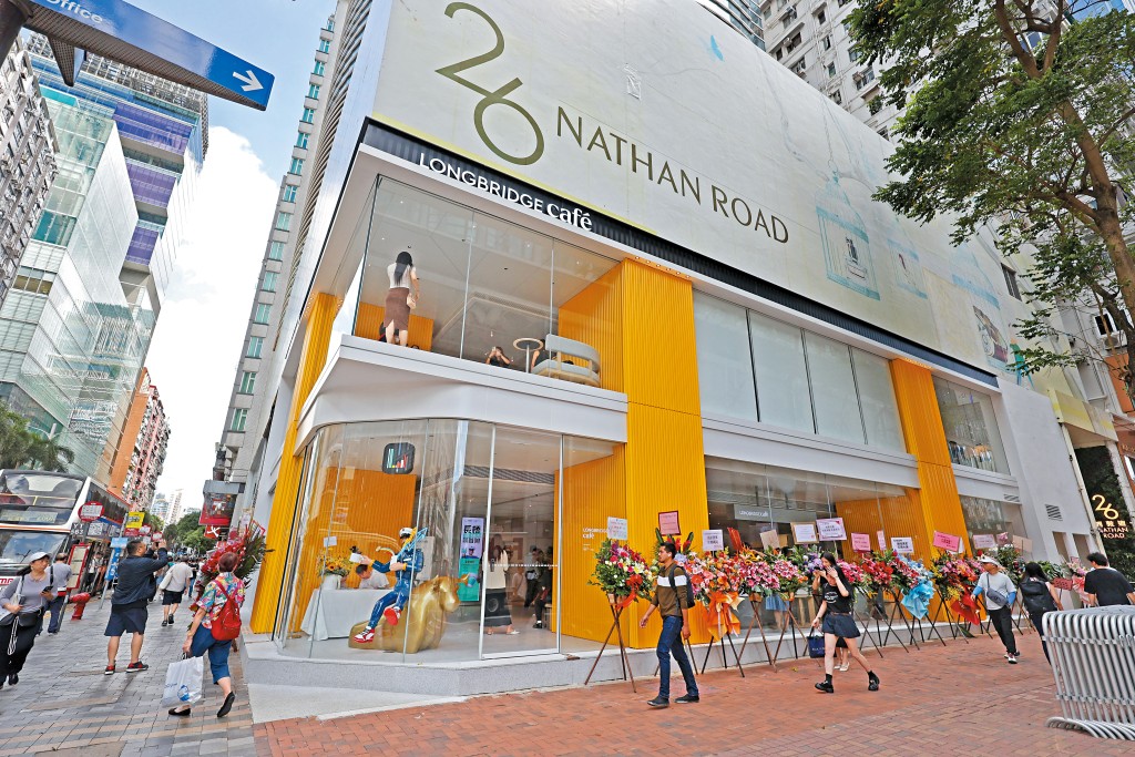 長橋租下尖沙嘴彌敦道三層巨舖，月租約一百萬元，用「投資+生活」為主題，地面一層為 Longbridge Café，由香港冠軍咖啡師主理。