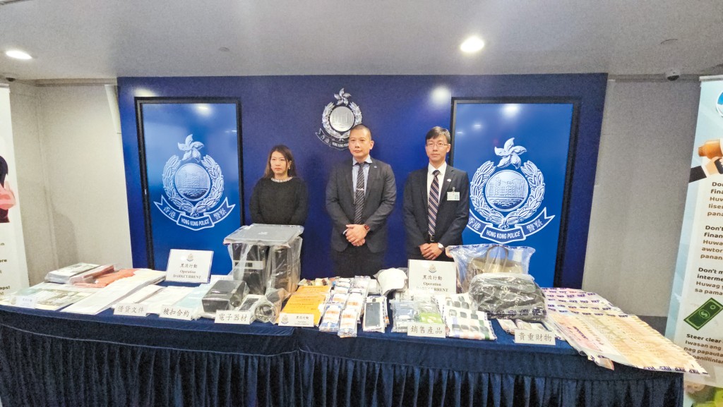 警方去年展開代號「黑流」及「藍鏡」行動,搗破多個針對外傭的非法放貸集團。 警方去年展開代號「黑流」及「藍鏡」行動,搗破多個針對外傭的非法放貸集團。