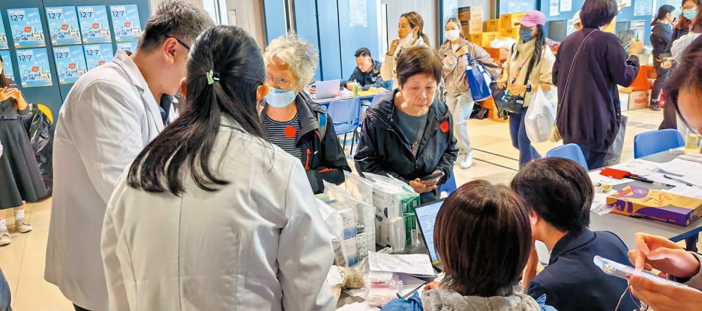 多名災民有長期服藥需要，藥學會主席及多名理事到臨時庇護中心提供緊急配藥支援。