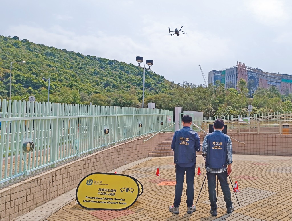 勞工處職安主任運用小型無人機巡查地盤，打擊不安全作業。