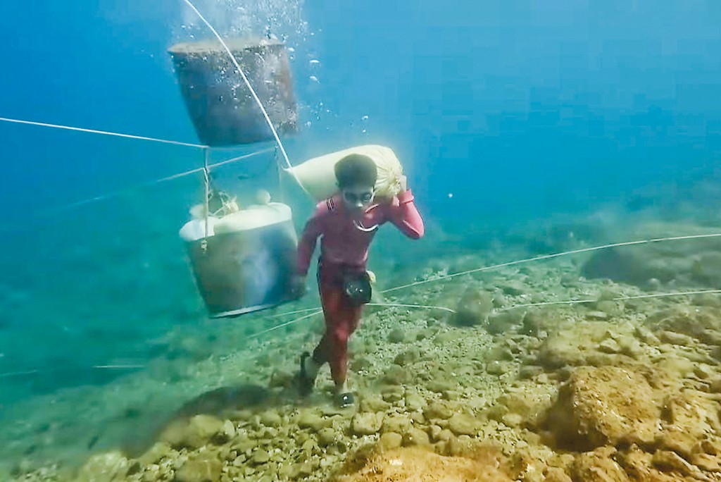 一名菲律賓童工在水底下搬運沙袋的畫面令人驚訝,不少聲音批評政府沒有對兒童做好保護工作。 一名菲律賓童工在水底下搬運沙袋的畫面令人驚訝,不少聲音批評政府沒有對兒童做好保護工作。