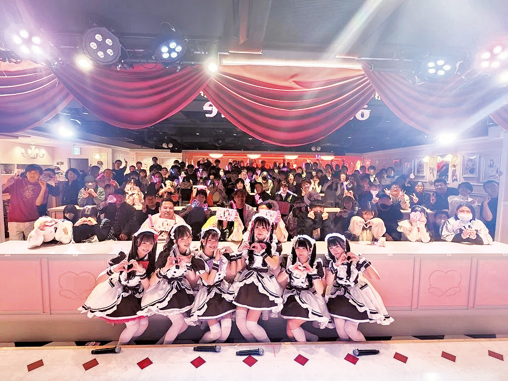 日本女僕咖啡店老少咸宜,更有不同的才藝演出。 日本女僕咖啡店老少咸宜,更有不同的才藝演出。