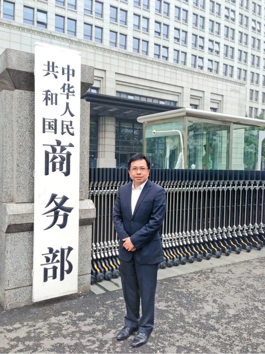 二○一三年，他以香港測量師學會副會長身份，帶領一眾建築測量師公司代表到國家商務部磋商參與國家對外援建項目。
