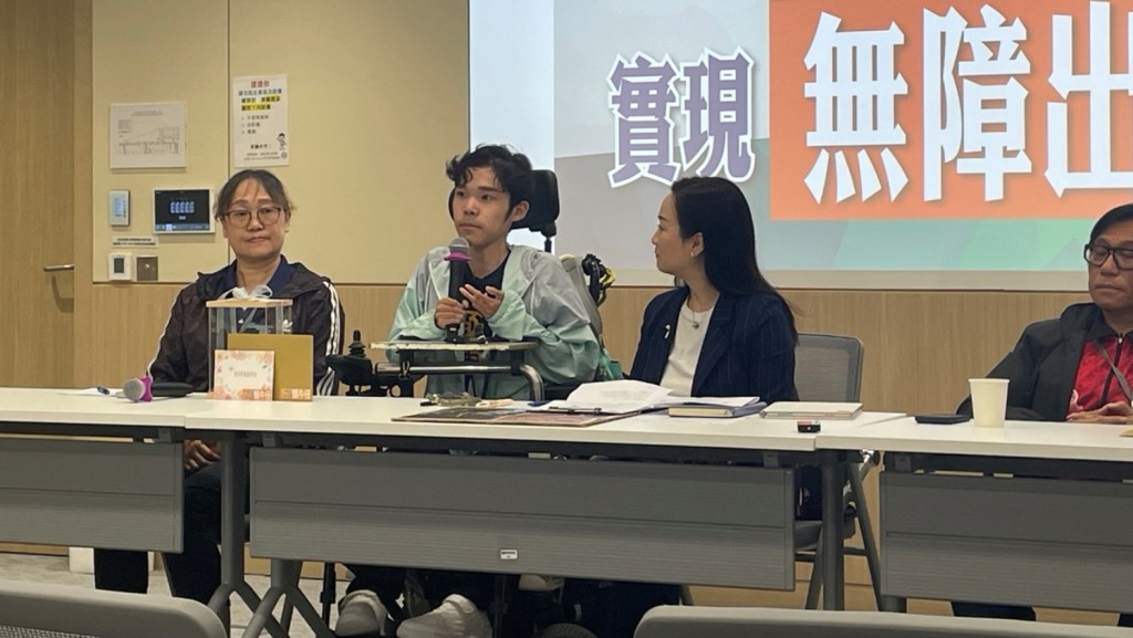 陳梓鍵（中）指學校距離地鐵站出口僅20米，但因缺乏無障礙設施，他需繞行30分鐘才能抵達