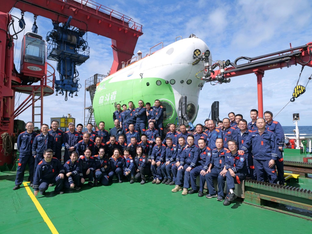 將杜夢然團隊送往九千五百米深海底深淵的,是中國自主研製,全球少數可多次穩定下潛至一萬米水深的載人深潛器奮鬥者號。 將杜夢然團隊送往九千五百米深海底深淵的,是中國自主研製,全球少數可多次穩定下潛至一萬米水深的載人深潛器奮鬥者號。