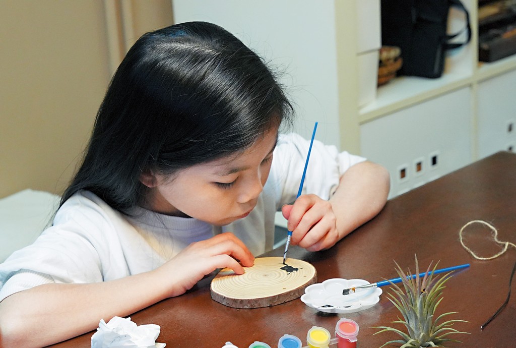 這位小女孩非常專注地畫甲蟲，而她畫出來的甲蟲真的似模似樣。