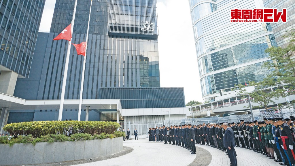特區政府上周六在政府總部東翼前地舉行下半旗默哀儀式。