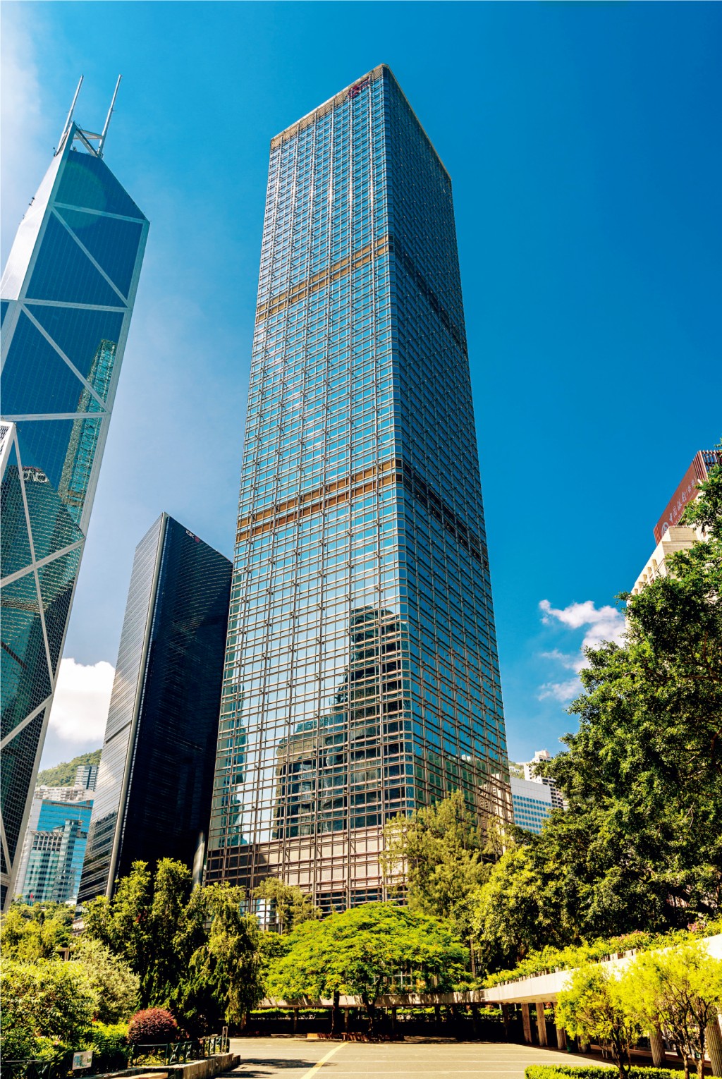 長江集團中心屹立於中環核心地段，為長江集團總部的所在地，亦為長江實業的旗艦投資物業。