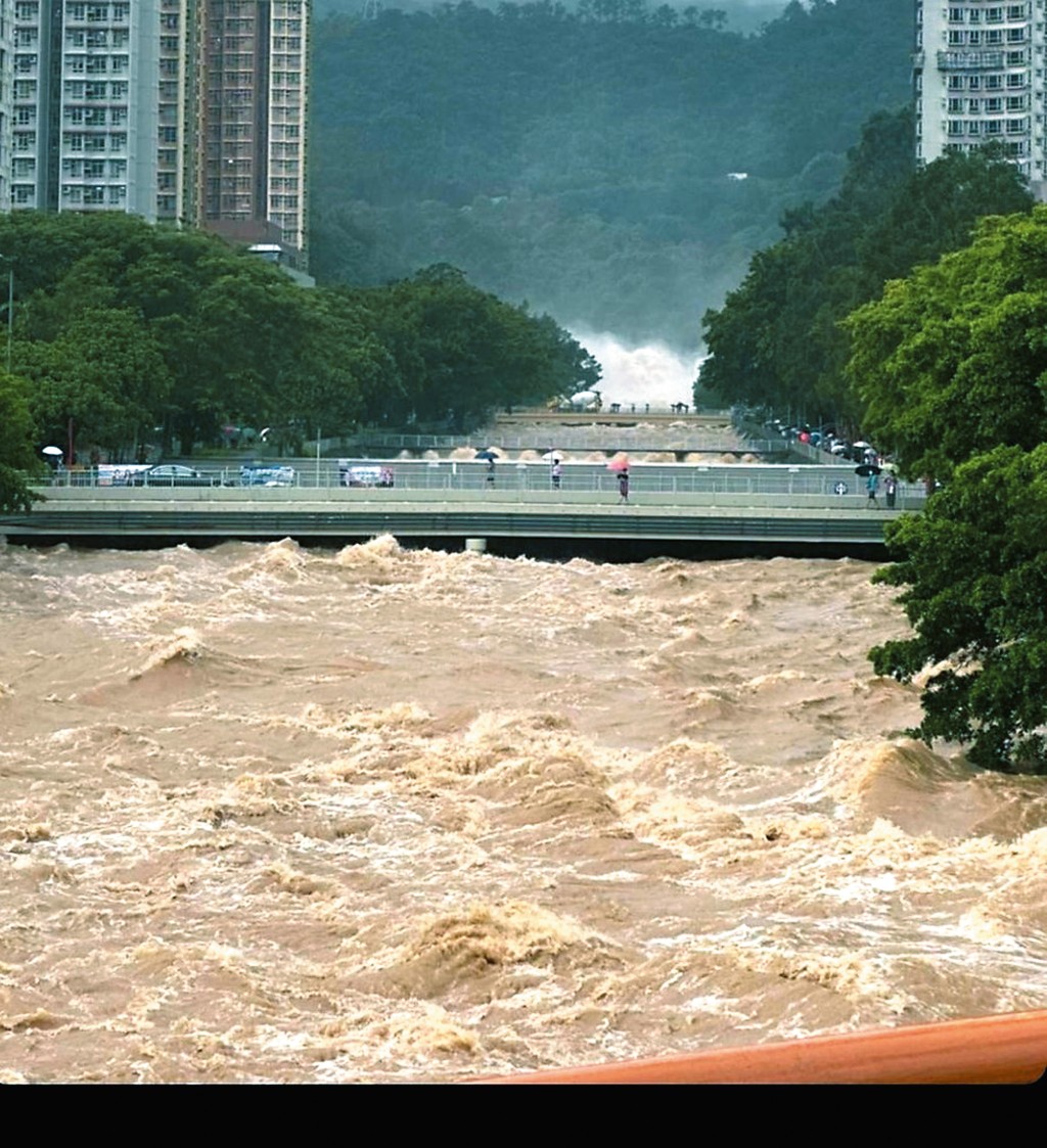 在極端天氣影響下,九月遇上「五百年一遇」的暴雨,多區造成水浸,其中黃大仙中心北館(下圖)底層更被浸至沒頂。 在極端天氣影響下,九月遇上「五百年一遇」的暴雨,多區造成水浸,其中黃大仙中心北館(下圖)底層更被浸至沒頂。