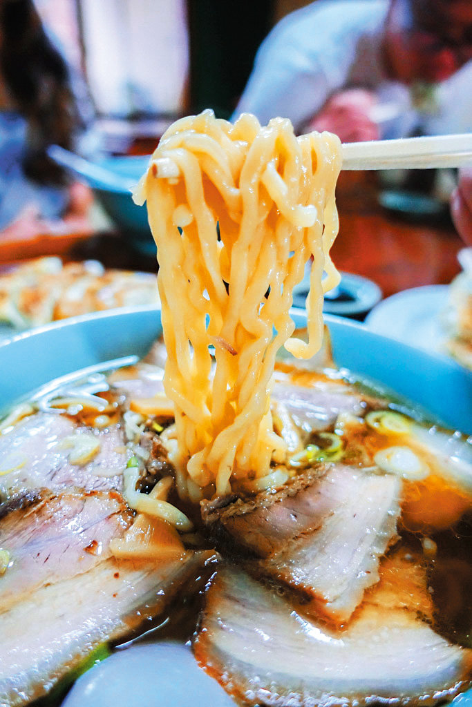 在日圓疲弱下,食物原材料價格上升,令日本拉麵店經營成本不斷增加,但卻無法在拉麵上加價,去年就有至少七十二間拉麵店破產結業。 在日圓疲弱下,食物原材料價格上升,令日本拉麵店經營成本不斷增加,但卻無法在拉麵上加價,去年就有至少七十二間拉麵店破產結業。
