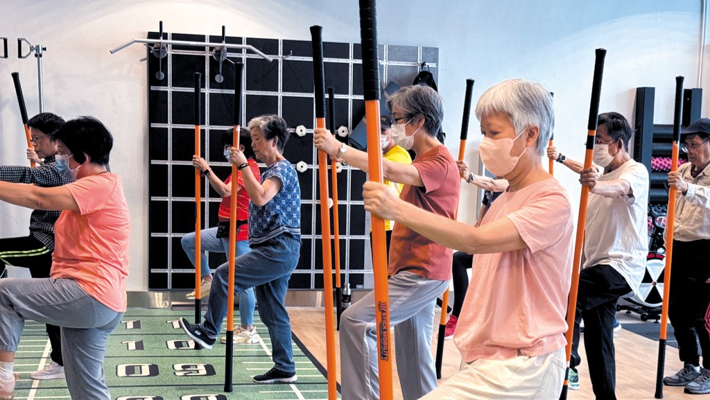 亮然坊定期舉辦運動小組,提升護老者對健康的關注。 亮然坊定期舉辦運動小組,提升護老者對健康的關注。