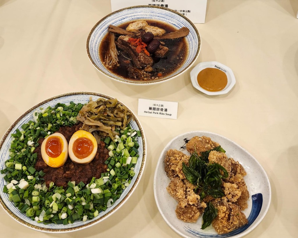 來自台北的Sam，最拿手是吃滷肉飯，餐單上的爆蔥滷肉飯和肉鬆滷肉飯一直大受歡迎。九層塔鹽酥雞是Wing大力推介，用雞腿肉醃一晚再沾上台灣地瓜粉油炸，皮脆肉嫩而且十分多肉汁。