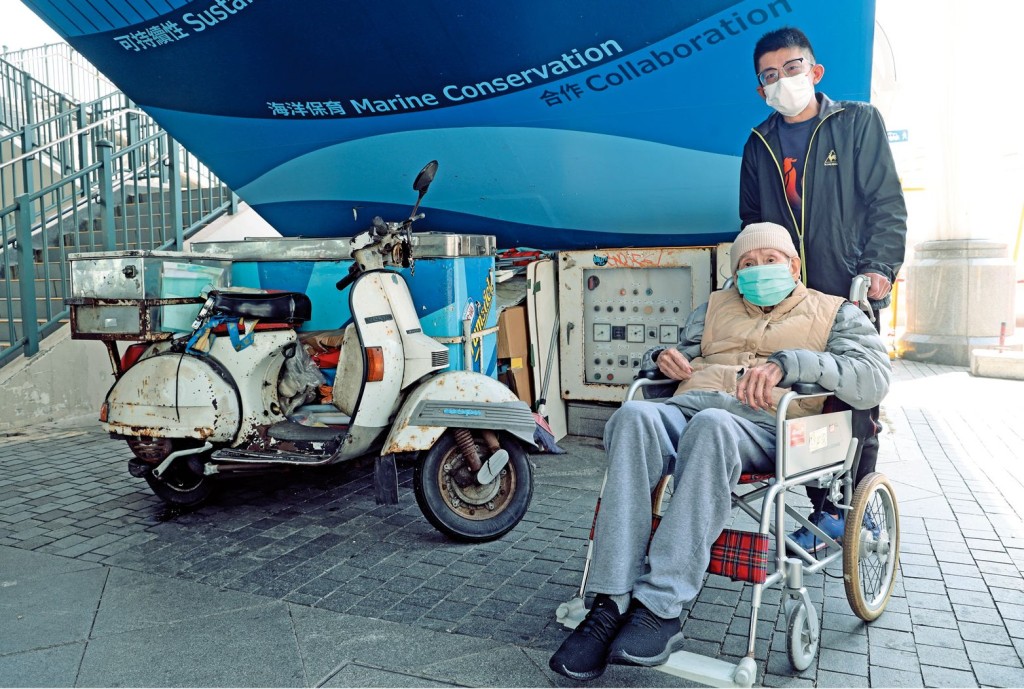 老牌主（前）已年逾九十歲，一直想交予 「徒弟」（後）接捧。