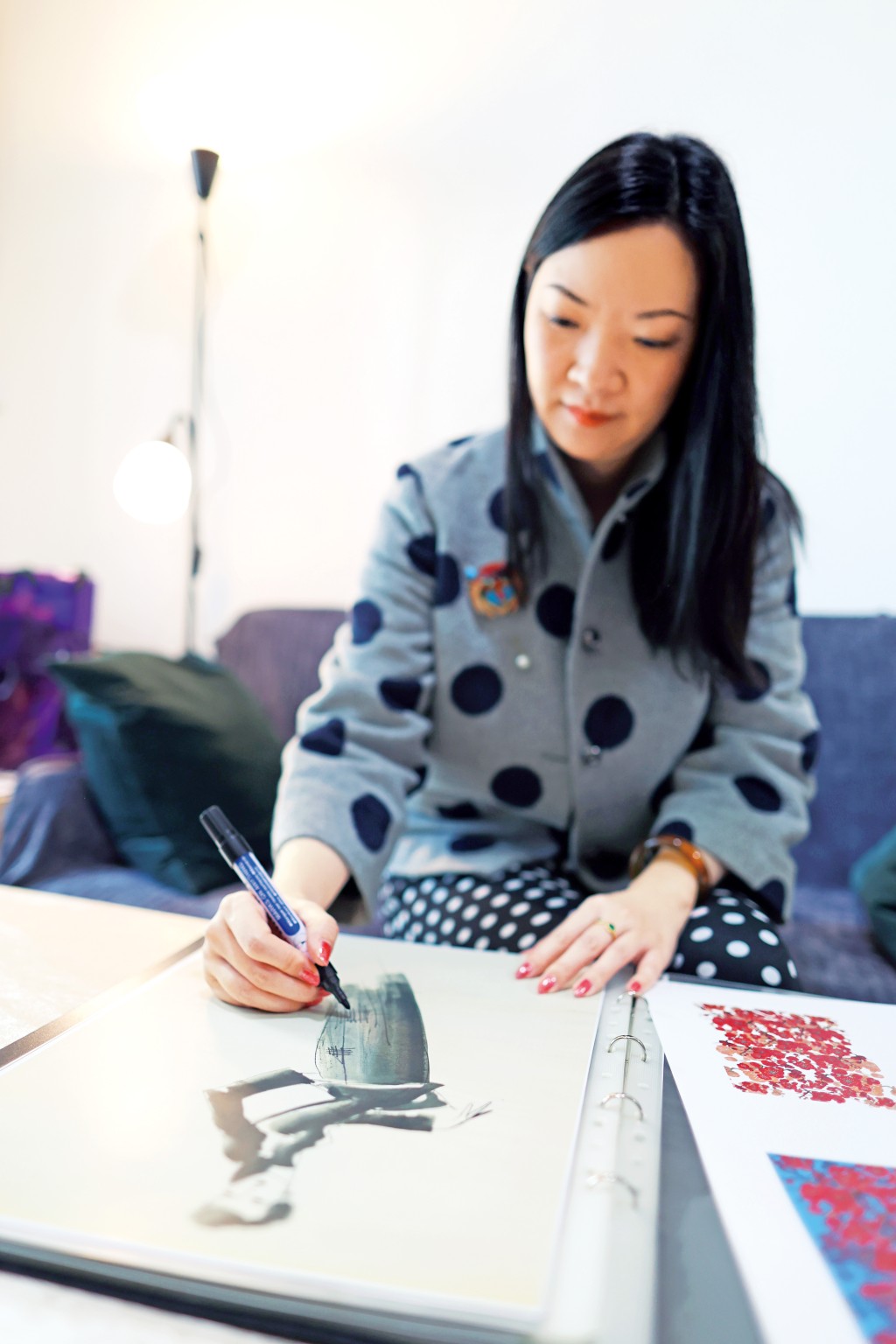 余嫿喜歡設計也喜歡畫畫，她還即席繪畫一幅穿長裙的女士。