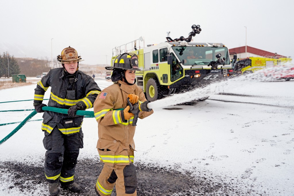 諾姆喜出風頭,曾身穿消防員制服、拿起滅火喉(右)在火警演習中「表演」。 諾姆喜出風頭,曾身穿消防員制服、拿起滅火喉(右)在火警演習中「表演」。