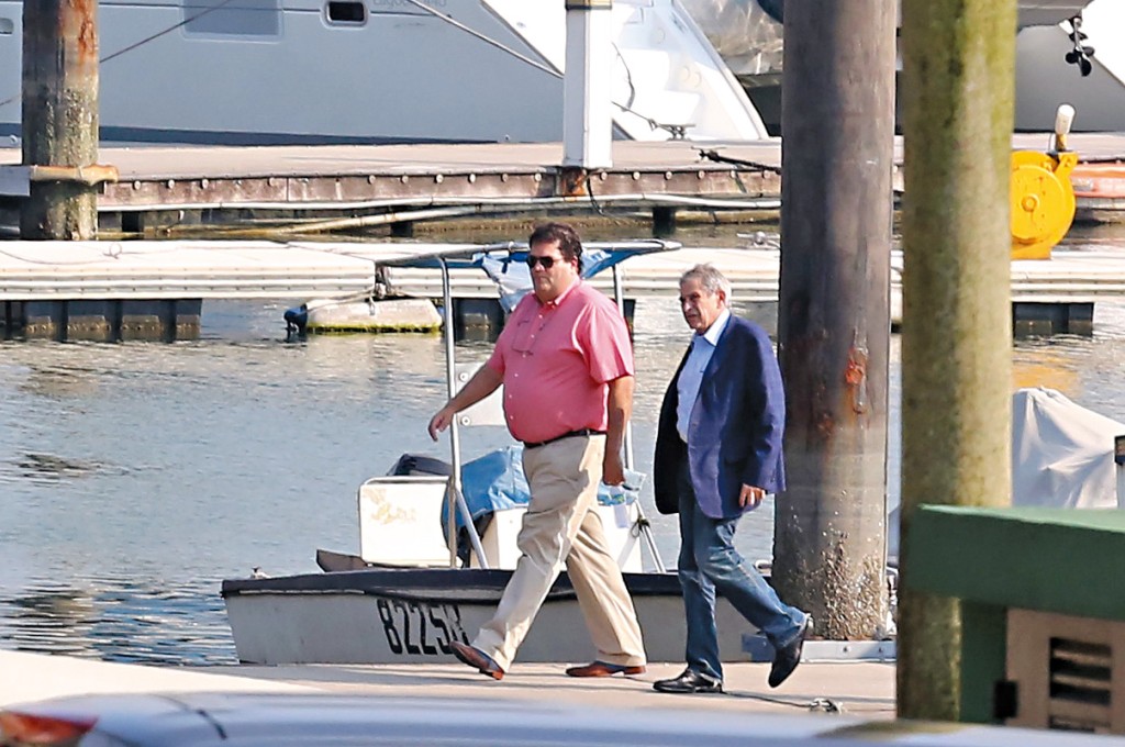 Mark Simon（左）於二○一四年，被本刊目擊曾與美國國防部前副部長沃夫維茲（右）在遊艇與黎智英密會。