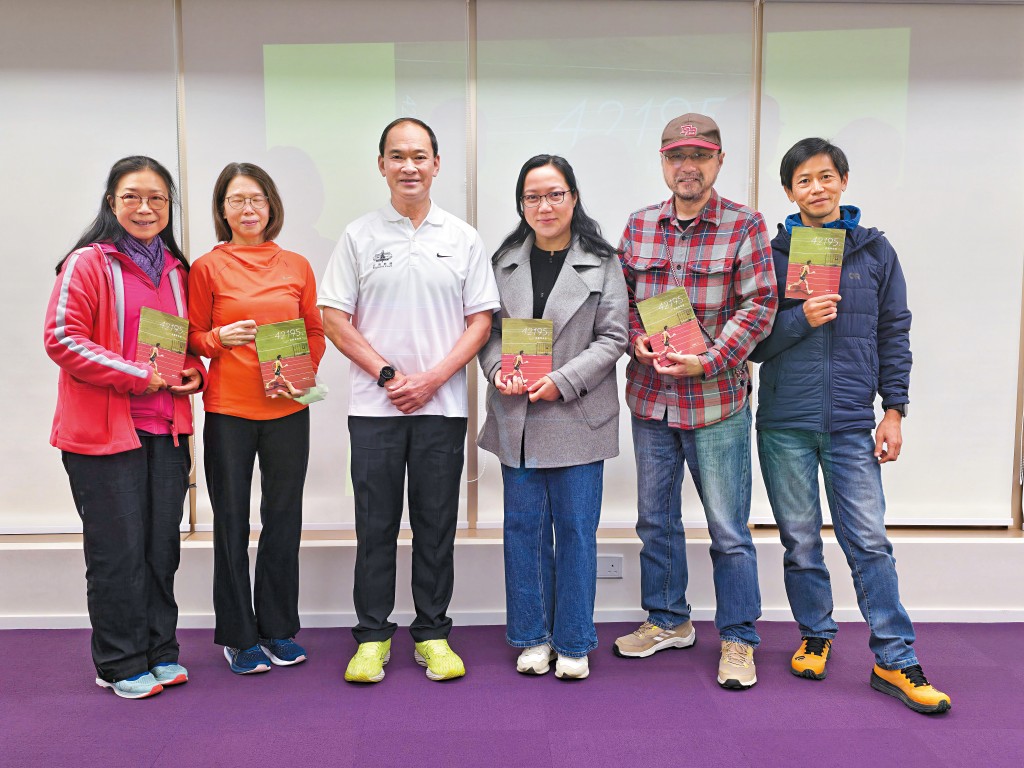 添Sir熱愛分享長跑錦囊之餘,去年講座更帶同其著作《42195.終點等待你》贈予有心人。 添Sir熱愛分享長跑錦囊之餘,去年講座更帶同其著作《42195.終點等待你》贈予有心人。