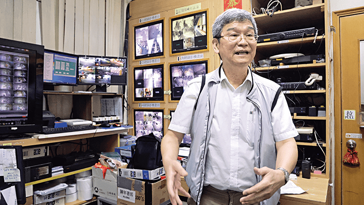 將軍澳寶盈花園夜間保安主管甄先生說，保安團隊有協助警方追查涉案青年。