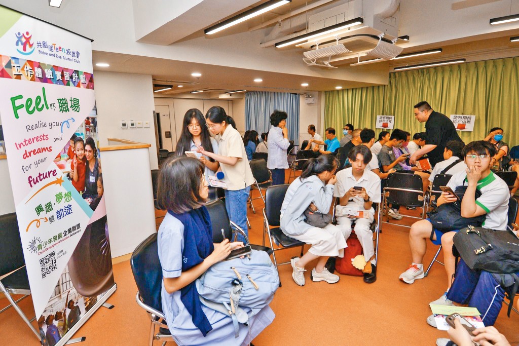 政府的「共創明 『 Teen』計劃 」也借助CDIA的 青少年工作體驗計劃 ，為弱勢社群家庭的中學生提供職場實習機會。