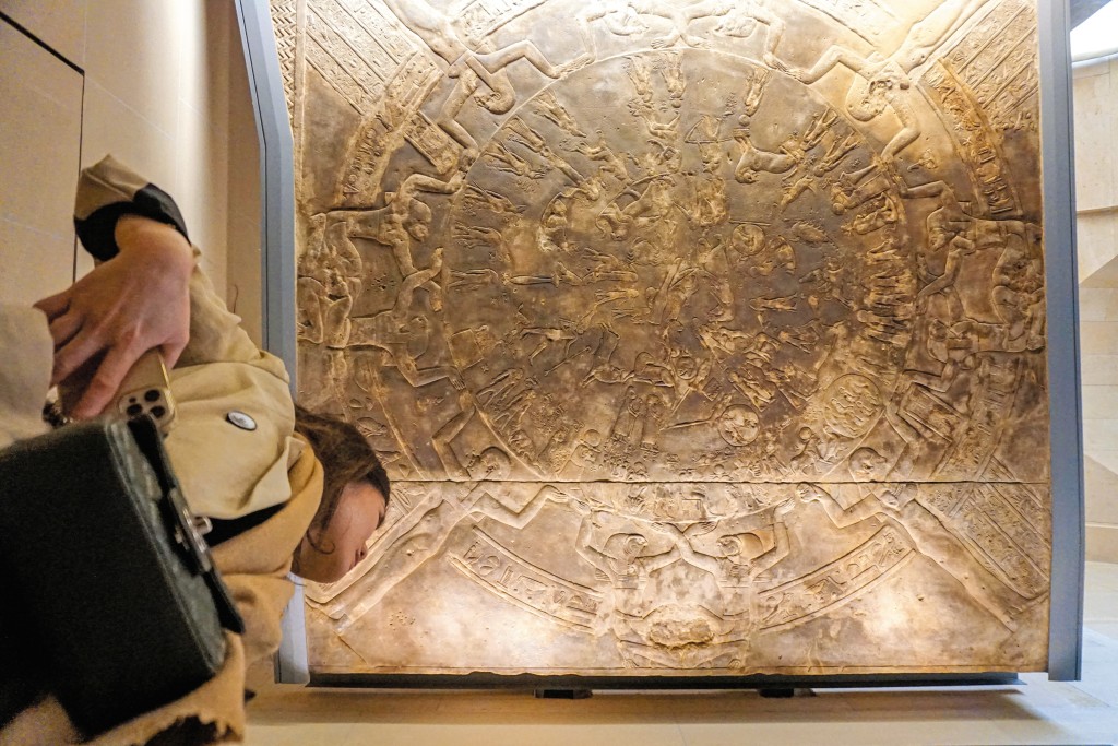 高掛在羅浮宮展廳天花位置的丹達臘黃道帶,是從埃及神廟拆下的一塊圓形浮雕,被視為古代天文與宗教的結晶。 高掛在羅浮宮展廳天花位置的丹達臘黃道帶,是從埃及神廟拆下的一塊圓形浮雕,被視為古代天文與宗教的結晶。