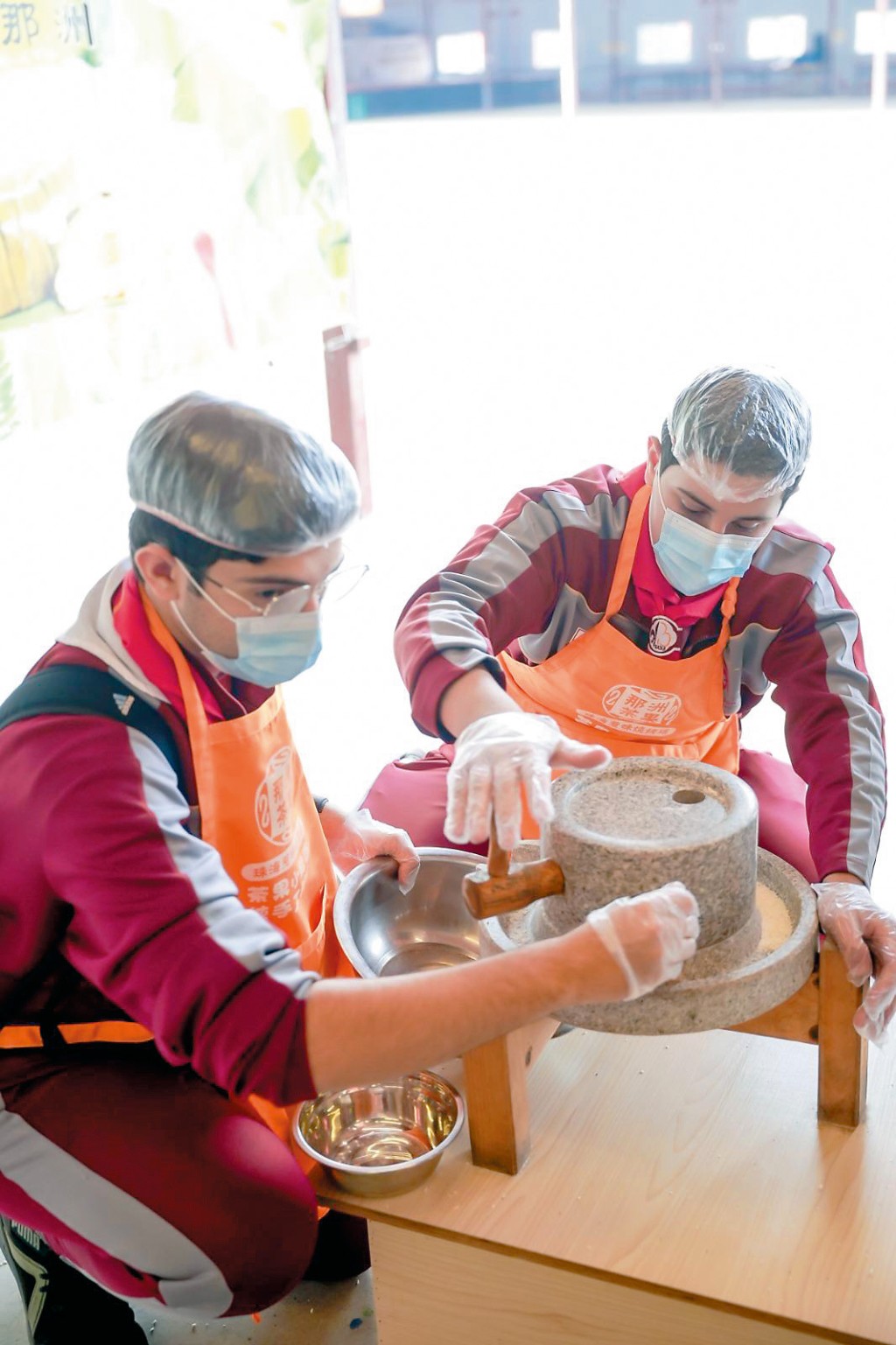 卡塔爾童軍首次參與本港童軍大露營，體驗製作茶果。