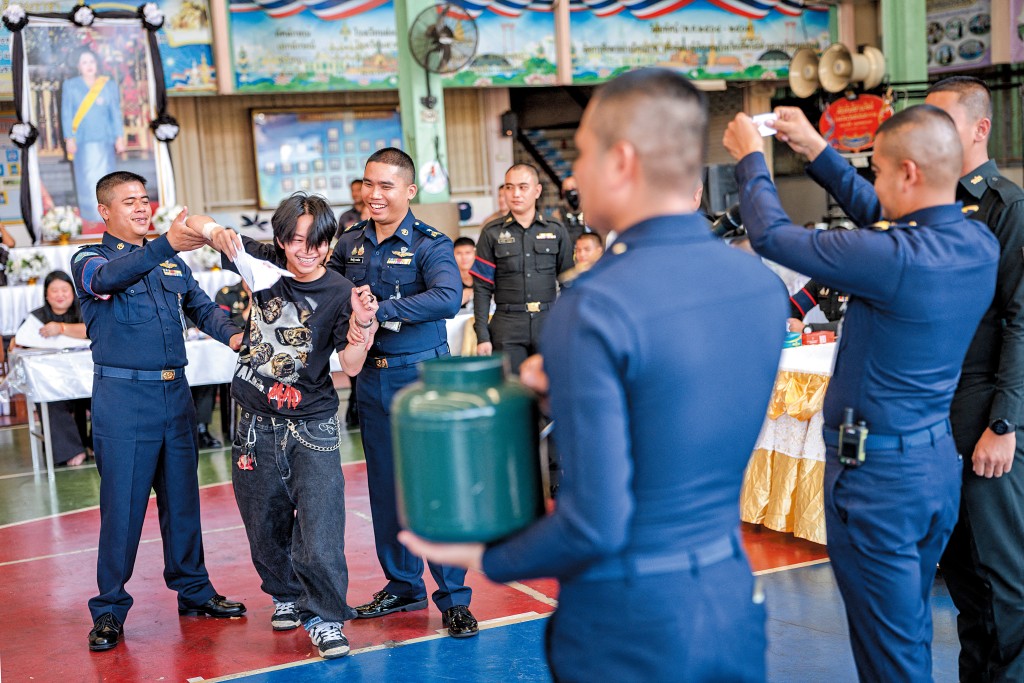 泰國的徵兵制度是「一鋪定生死」，抽到黑籤者可終身免兵役自然高興。