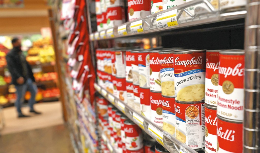 已經有一百五十六年歷史的金寶湯,曾陪伴無數家庭度過大蕭條與戰爭年代,但如今卻成為公司銷售跌幅最大的產品。 已經有一百五十六年歷史的金寶湯,曾陪伴無數家庭度過大蕭條與戰爭年代,但如今卻成為公司銷售跌幅最大的產品。