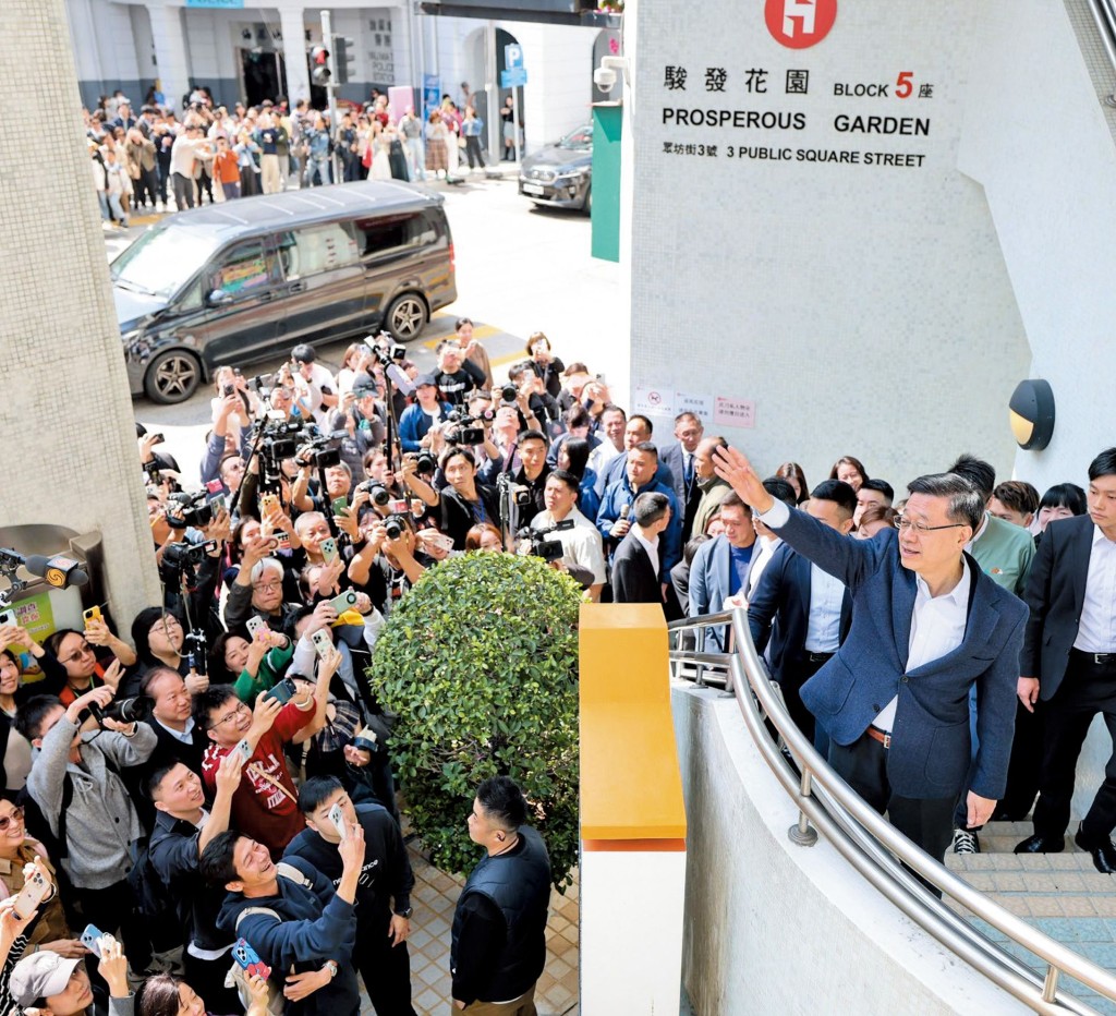 特首李家超與政府官員多次落區，聆聽市民的訴求。