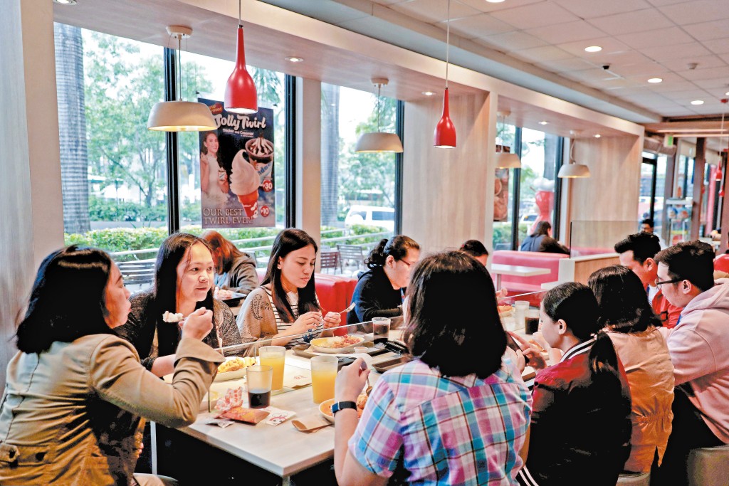 快樂蜂香港分店深受菲律賓外傭歡迎，經常坐滿。