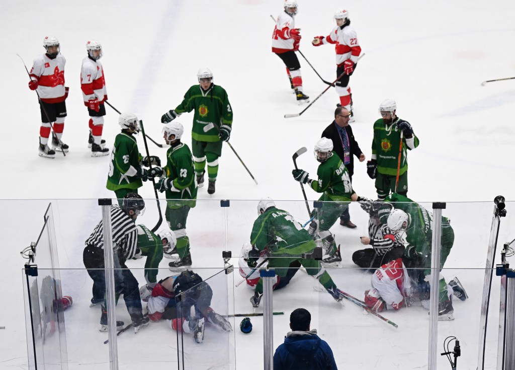 香港冰球隊在亞冬會比賽中與土庫曼斯坦隊（綠衣）爆肢體衝突。