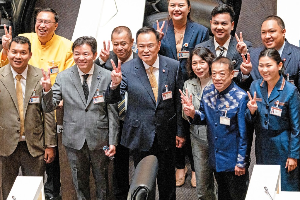 自豪黨在國會只屬少數派，阿努廷（左二）要跟人民黨合作才能登上總理之位。